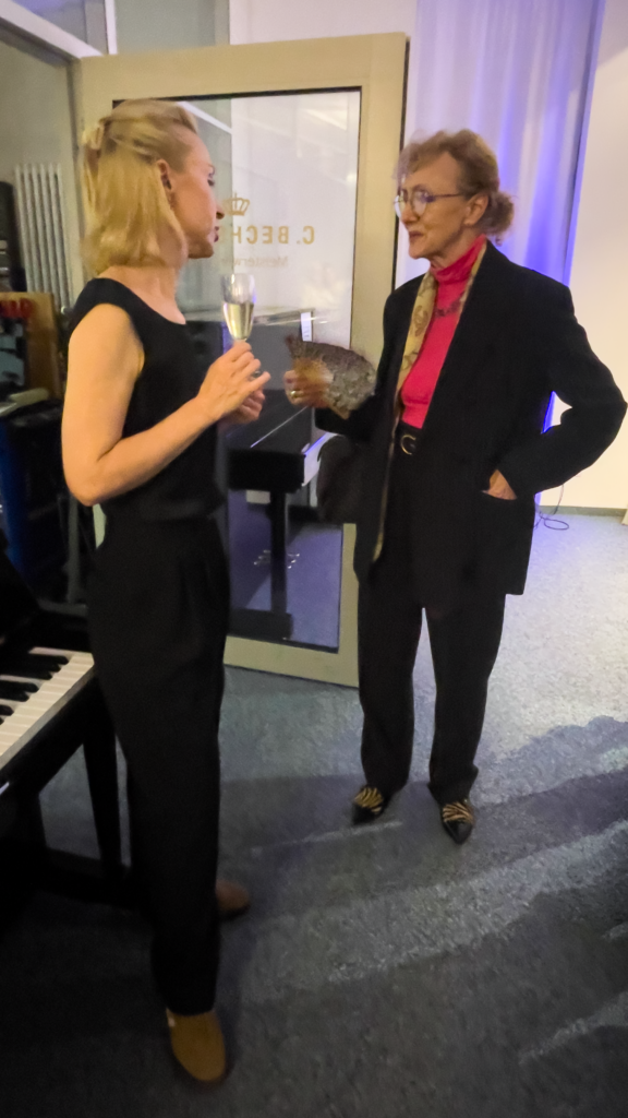 Mariya im Austausch mit einer Zuhörerin