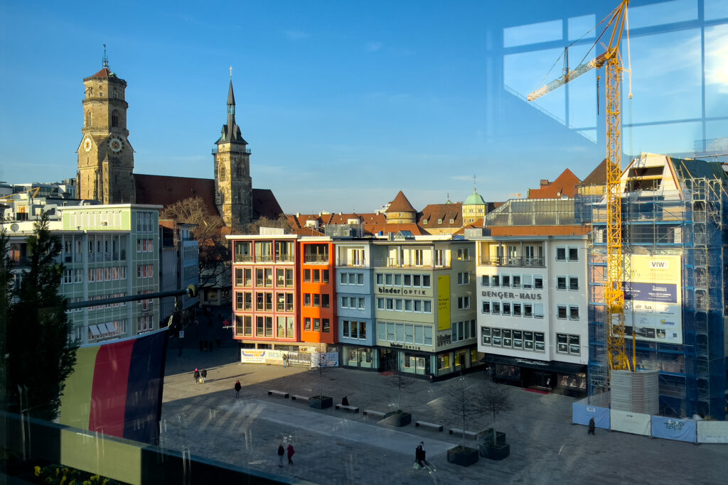 Blick von oben auf Stuttgarter Rathaus-Platz