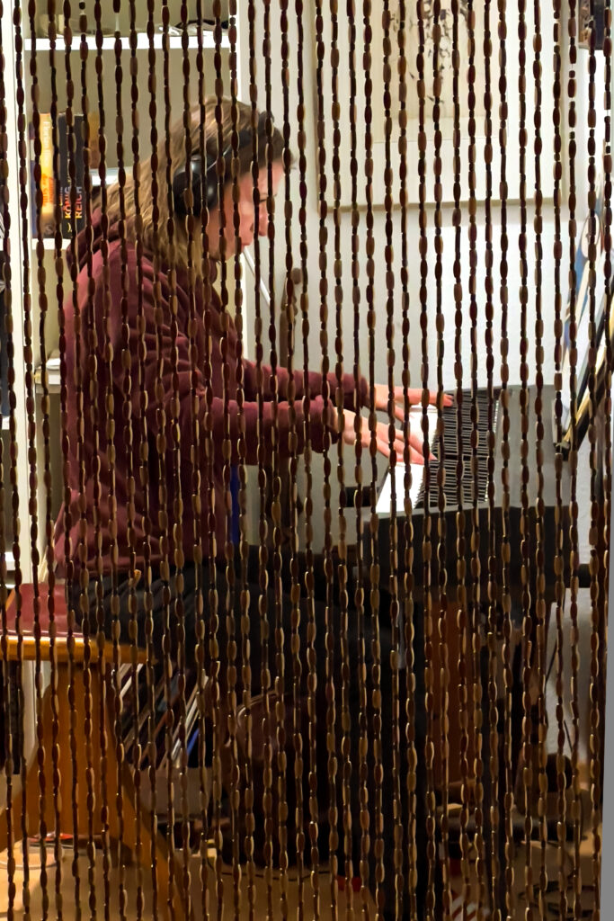 Mariya Filippova üst auf einem E-Piano