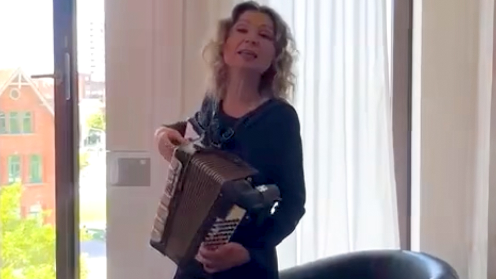 Mariya Filippova spielt Akkordeon