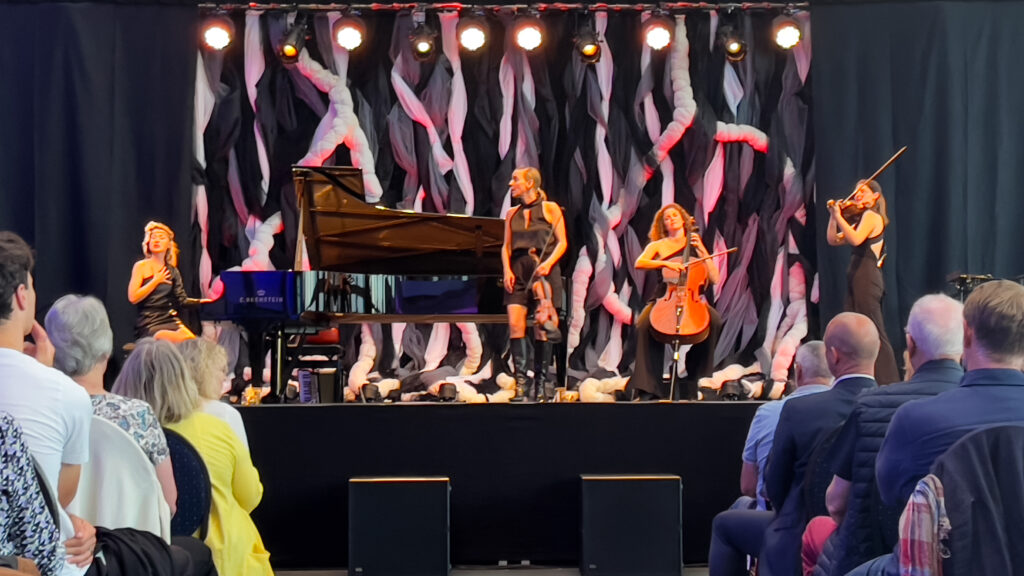 Das Ensemble Salut Salon in Neustadt (Holstein) vor Publikum