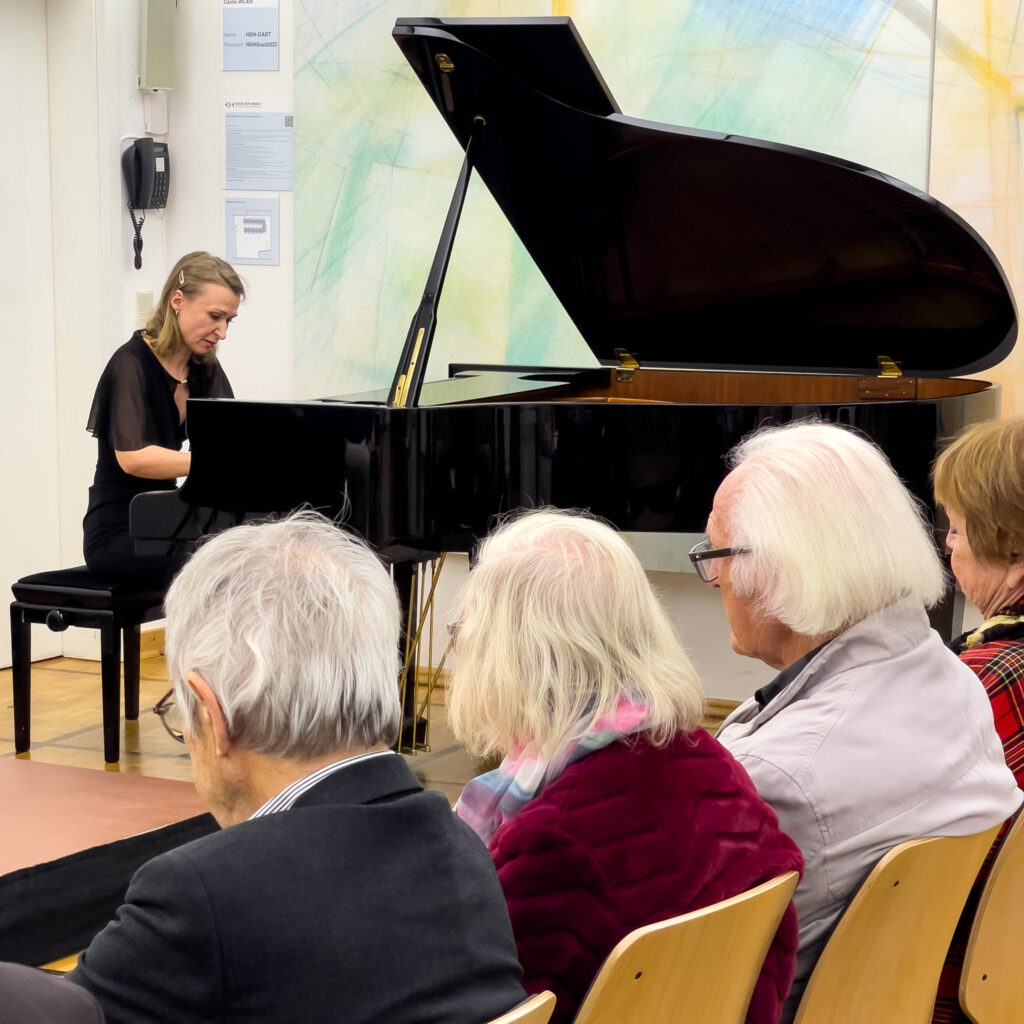 Mariya Mariya Filippova spielt vor aufmerksamen Publikum