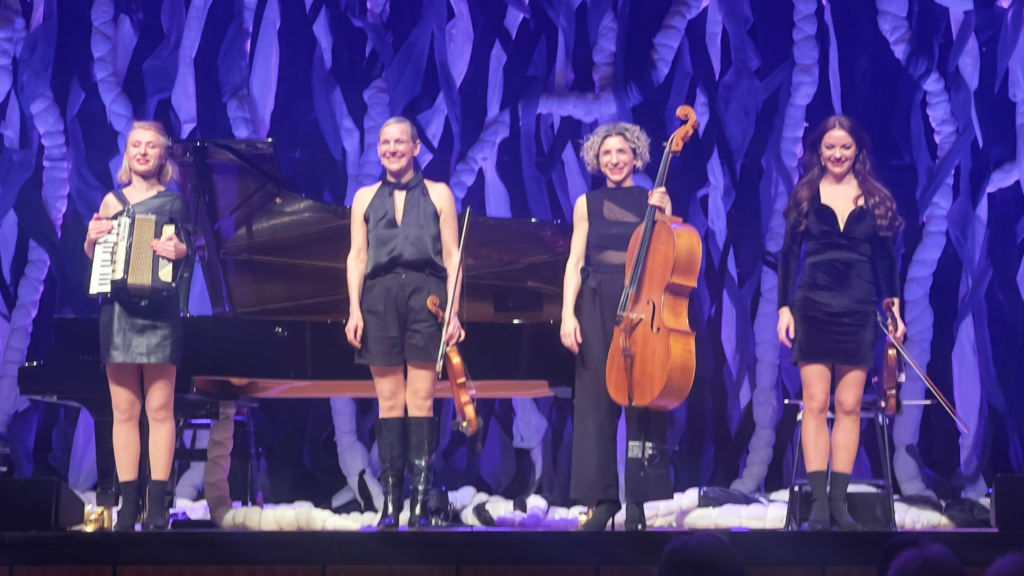 Salut Salon auf der Bühne der Liederhalle in Stuttgart