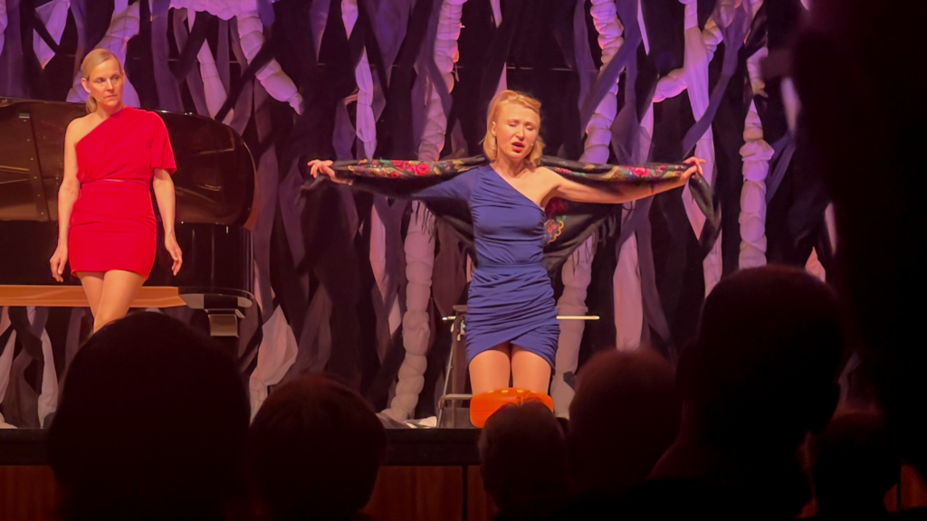 Mariya und Angelika allein auf der Bühne