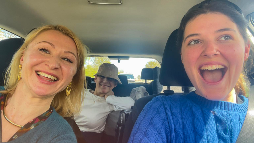 Angelika, Mary Rose und ich im Auto unterwegs nach Gersthofen