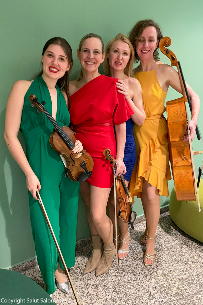 Salut Salon Quartett vor grüner Wand