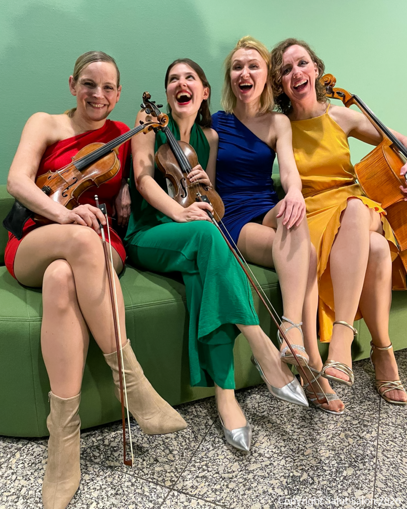 Salut Salon Quartett auf grüner Couch 