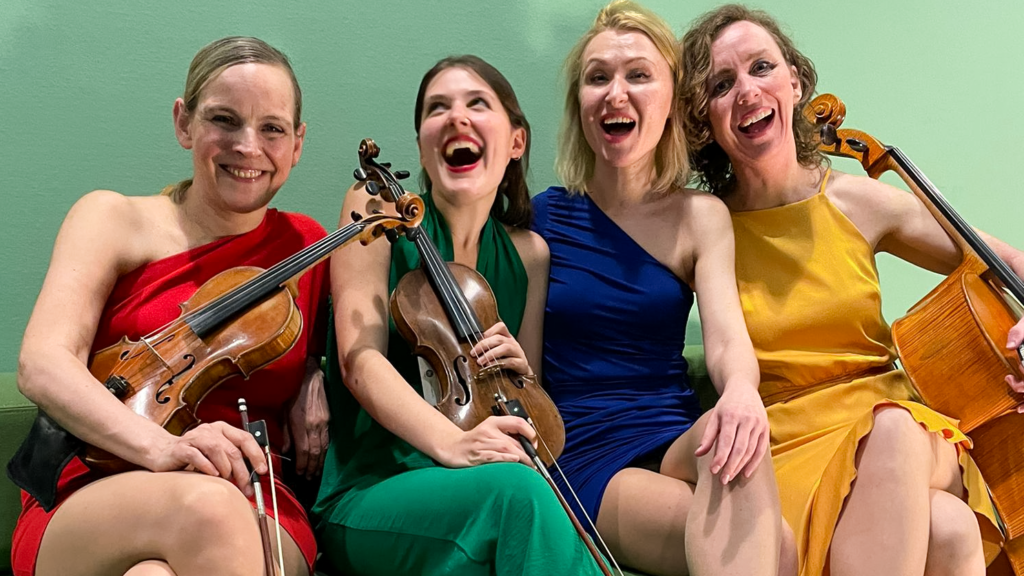 Salut Salon Quartett vor grüner Wand