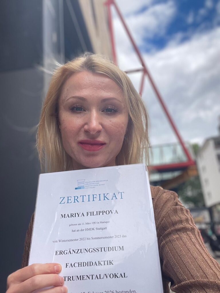 Mariya Filippova hält ihr Zertifikat zum Ergänzungsstudium "Fachdidaktik" in Händen.