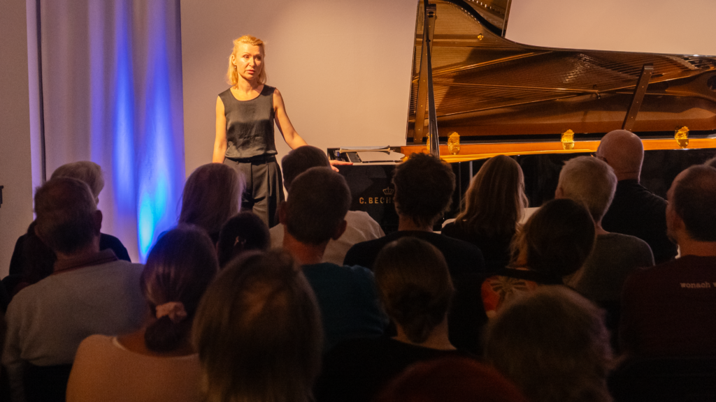Mariya vor Publikum in Tübingen