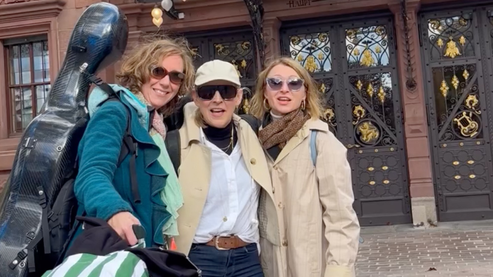 Maria, Angelika und Mariya vor der Stadthalle in Heidelberg