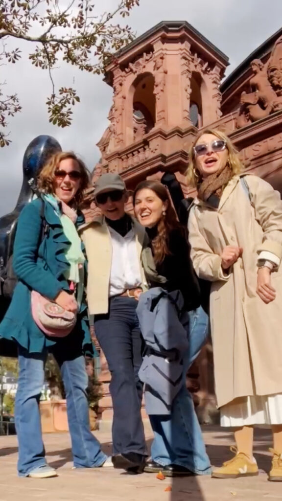 Maria, Angelika und Mariya vor der Heidelberger Stadthalle
