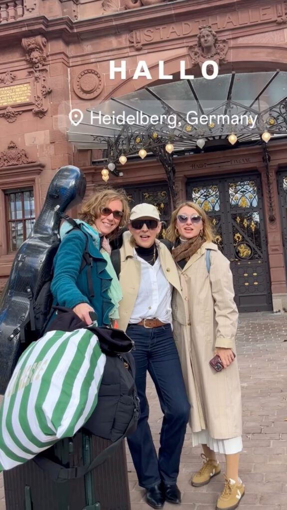 Maria, Angelika und Mariya vor der Heidelberger Stadthalle